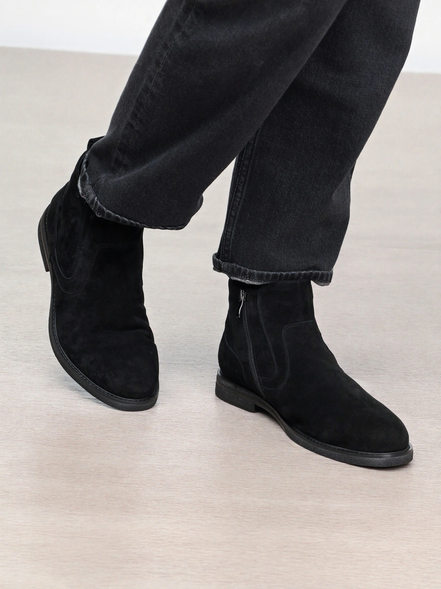 Ботинки черного цвета из натурального велюра